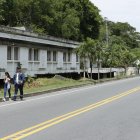 Fotografía fechada el 5 de noviembre de 2025 que muestra a personas caminando por una calle en Armero (Colombia).