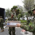 El material electoral llegó al colegio Benalcázar custodiado por militares.