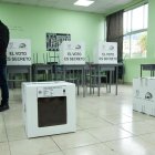 Ciudadanos acuden con baja afluencia al Colegio Montúfar en el inicio de la jornada de votación.