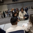 Votantes ecuatorianos hacen cola para ejercer su derecho al voto en el centro de votación instalado en el centro de convenciones IFEMA de Madrid, este domingo.