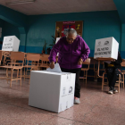 Desde bebés hasta adultos mayores se ven en los recintos electorales.