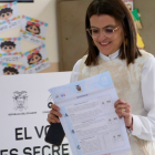 La vicepresidenta María José Pinto ejerció su derecho al voto en la Consulta Popular 2025