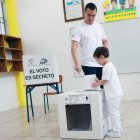 El presidente de Ecuador, Daniel Noboa, vota para el referéndum este domingo, en Quito (Ecuador).