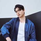 Su base en la actuación le permite versatilidad a la hora de posar.