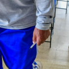 Los electores ingresan al recinto electoral con  sus propios bolígrafos en la mano.