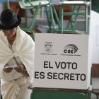 Una indígena de la comunidad Cangagua vota para el referéndum este domingo, en Cangagua (Ecuador).