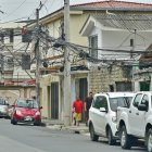 Urdesa es uno de los sectores de Guayaquil donde hay cables saturados y enredados en los postes.