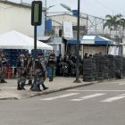 El despliegue policial se dio a las 06:30, ante la alerta de que presos estaban en los techos de uno de los pabellones.