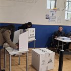 Migrantes en Italia ejercen su derecho al voto por el referendúm y consulta popular.
