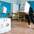 Una persona vota para el referéndum este domingo, en Quito (Ecuador).