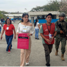 Autoridades y personal militar supervisan el ingreso a recintos electorales durante la jornada del referéndum