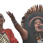 La ministra de Medio Ambiente de Brasil, Marina Silva (izquierda), y la ministra de los Pueblos Indígenas, Sonia Guajajara, participaron en la Marcha Global por el Clima en protesta por la defensa de los bosques, los derechos territoriales indígenas y la responsabilidad climática global.
