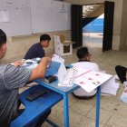 Miembros de las juntas receptoras del voto inician el escrutinio tras el cierre de urnas en la Consulta Popular 2025.