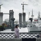 Una mujer pasa junto al puerto marítimo de Kaliningrado el 15 de octubre de 2025.