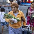 Decenas de venezonalas acudieron al mercado para comprar los ingredientes para preparae hallacas.