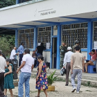 Ciudadanosen un recinto electoral de Manabí durante la jornada de consulta popular 2025.