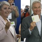 Combo de fotografías de los candidatos a la Presidencia de Chile Jeannette Jara y José Antonio Kast luego de votar este domingo.