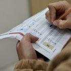 Un jurado electoral realiza el conteo de votos del referéndum este domingo, en Quito (Ecuador).