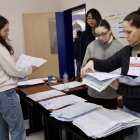 Juradas electorales realizan el conteo de votos del referéndum este domingo, en Quito (Ecuador).