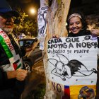 Quiteños celebran el triunfo del "No" en el referéndum este domingo, en Quito (Ecuador).