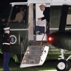 El presidente estadounidense Donald J. Trump habla con el piloto a bordo del Marine One en el jardín sur de la Casa Blanca después de regresar de un fin de semana en West Palm Beach, Florida.