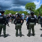 Agentes de policía montan guardia en una protesta contra la visita del presidente Donald Trump a un centro de detención de migrantes, apodado "Alcatraz Caimán"