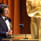 Tom Cruise recibe su primera estatuilla honorífica en los Governos Awards.