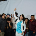 La presidente de la RC, Luisa González, salió a celebrar la victoria del No en el referéndum y consulta popular del 16 de noviembre de 2025.