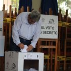 Votantes ejercen su derecho al sufragio durante la Consulta Popular 2025.
