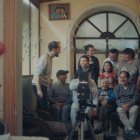 Eco de Luz, dirigida por Misha Vallejo y producida por Mayfe Ortega, transforma una búsqueda familiar en una reflexión profunda sobre la ausencia paterna y la memoria.