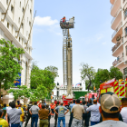 El rescate fue grabado por decenas de transeúntes que se percataron de lo ocurrido.