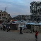 Tiendas de campaña de palestinos desplazados del norte de Gaza cerca de edificios destruidos en la Franja de Gaza, el  12 de noviembre de 2025.