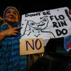 Una simpatizante del Movimiento Revolución Ciudadana sostiene un cartel durante la celebración por el triunfo del "No" en el referéndum este domingo, en Quito (Ecuador).