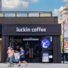 Uno de los locales de la cadena china de cafeterías Luckin Coffee.