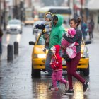 Personas cruzan la calle abrigadas ante el cambio climático en el noroeste de México.