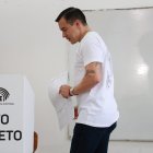 El presidente Daniel Noboa votó en Olón, Santa Elena.
