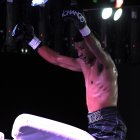 El festejo de Erick Bone tras derrotar a Luis Fernando Flores.