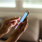 Referencial. Uso del móvil mientras X sufre caída global por fallo en Cloudflare.