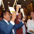 Miembros de la bancada de la Revolución Ciudadana festejaron con la Constitución en la mano.