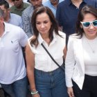 Luisa González y Marcela Aguiñaga, en un acto de militancia.