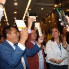 Asambleístas y militantes de Revolución Ciudadana levantan ejemplares de la Constitución de Montecristi en el hall de la Asamblea Nacional, celebrando el triunfo del “No” en la consulta popular. EXPRESO