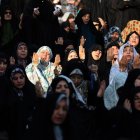 Mujeres iraníes rezan durante la oración por la lluvia en el santuario de Saleh, al norte de Teherán, Irán, el 14 de noviembre de 2025.
