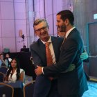 Juan Carlos Vega saluda al Roberto Luque, ministro de Infrestructura y Transporte, en el congreso inmobiliario Nóvara Living Latam, el martes 18 de noviembre de 2025.