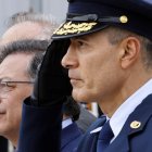 Fotografía que muestra al comandante de la Fuerza Aeroespacial Colombiana (FAC), general Luis Carlos Córdoba (d), y al presidente de Colombia, Gustavo Petro.