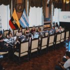 En la sesión extraordinaria del Concejo Municipal, Blanca López tomó la palabra para defender a la reina de Guayaquil saliente, Jennifer Tutivén.