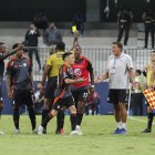 Jugadores y director técnico de Emelec reclamaron al árbitro Lenín Quiñónez, tras la expulsión de Alfonso Barco.