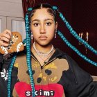 North West posando con la nueva colección de Cactus Plant Flea Market x SKIMS.