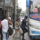 En los buses de transporte urbano, vendedores autónomos ofrecen diversos productos, desde caramelos hasta artículos de higiene personal.