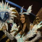 La Miss Ecuador, Nadia Mejía, desfila con su traje tipico.