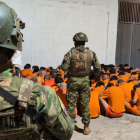 Militares resguardaron el operativo de traslado de reos desde la cárcel de Machala hacia un centro penitenciario en Guayaquil